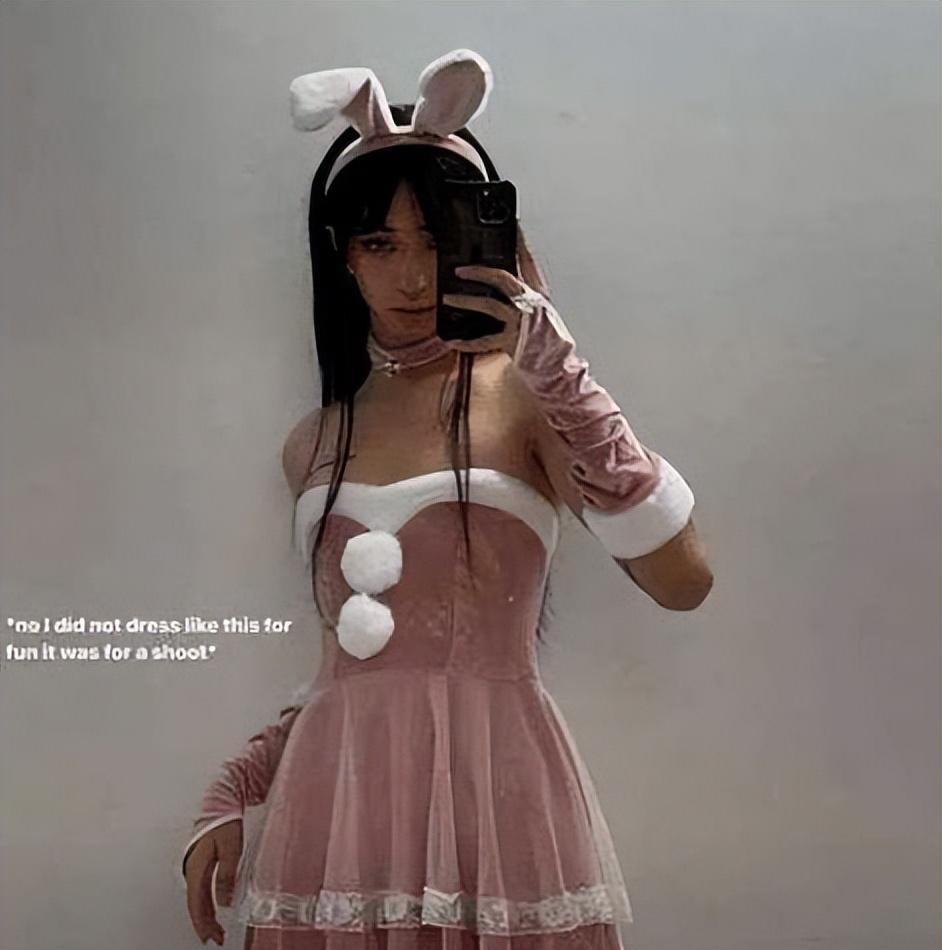 伊能静儿子哈利海边度假,穿抹胸女装配高跟鞋,表情妩媚翘兰花指!