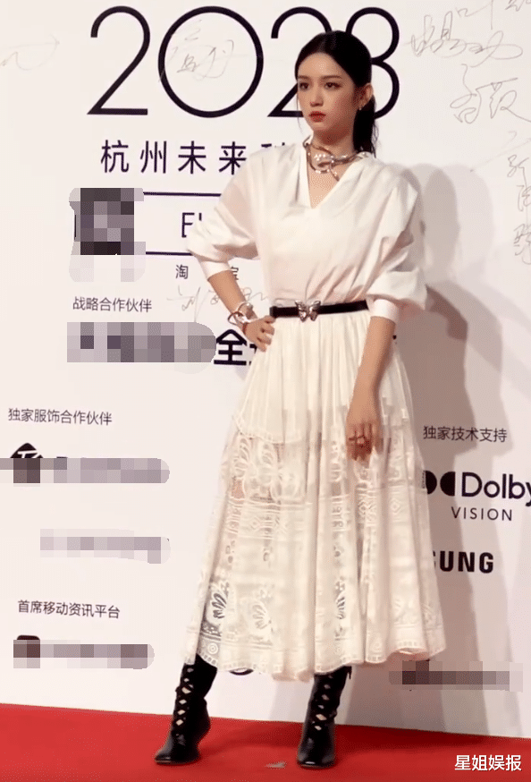 ELLE风尚大典红毯:热巴造型被指模仿,娜扎全场最佳,杨紫礼服逊色