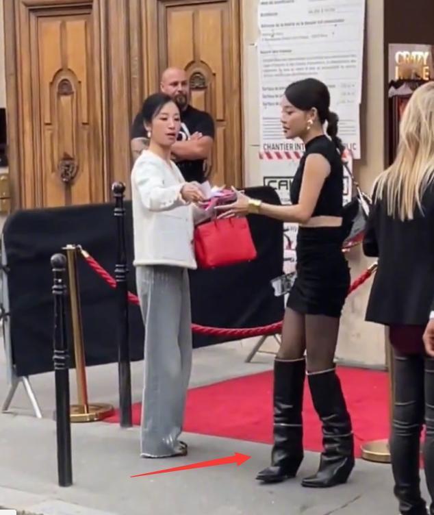 Lisa疯马秀第二场表演,杨颖、张嘉倪到现场捧场,高调举动引热议