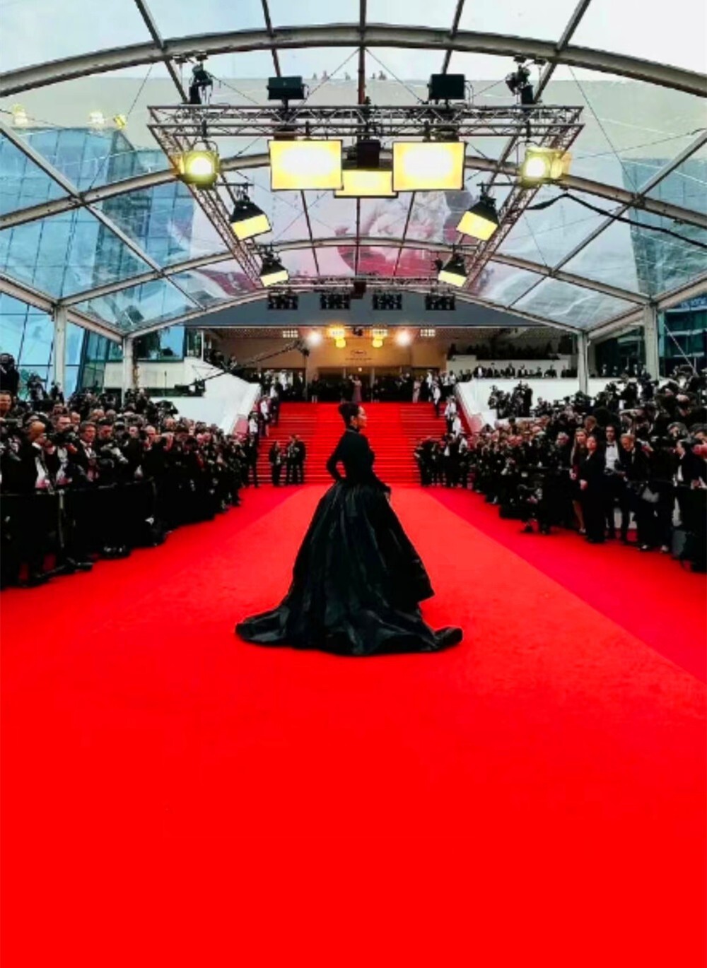 戛纳电影节|网红博主扎堆去戛纳并不奇怪,3万块就能走红毯