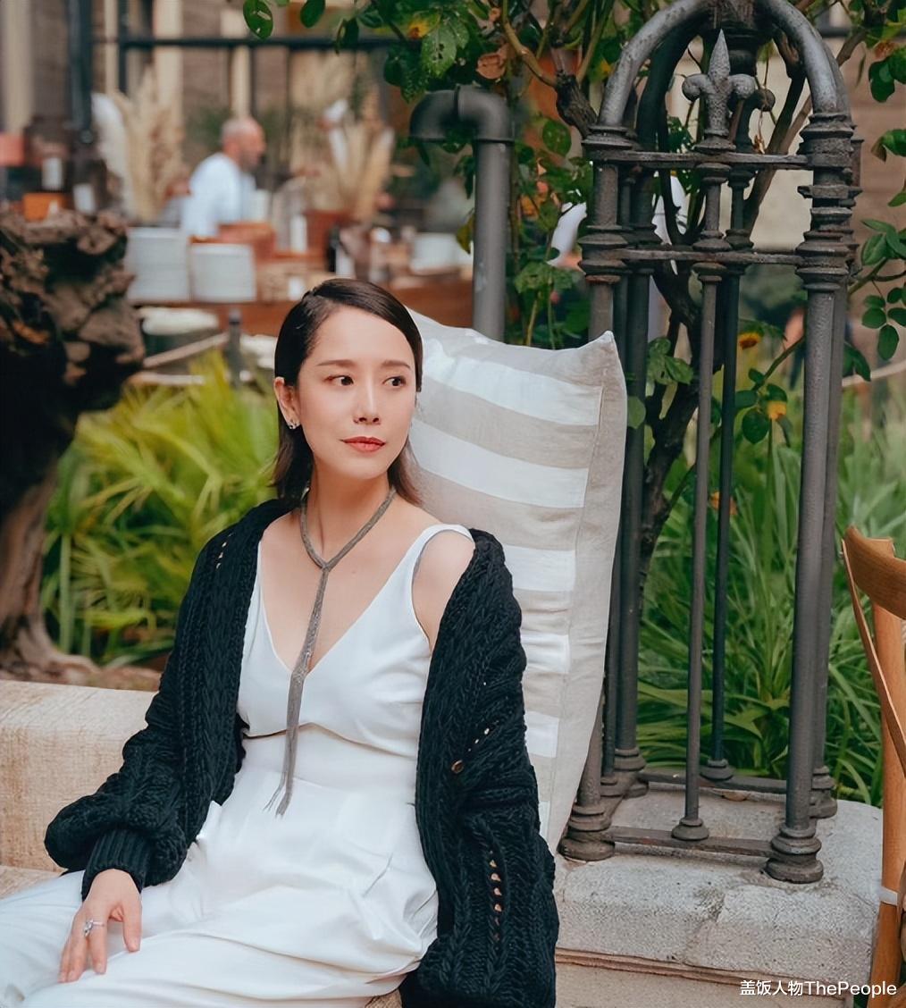 海清|有一种“尴尬”叫海清玩性感,明明身材平平无奇,却偏要露点什么