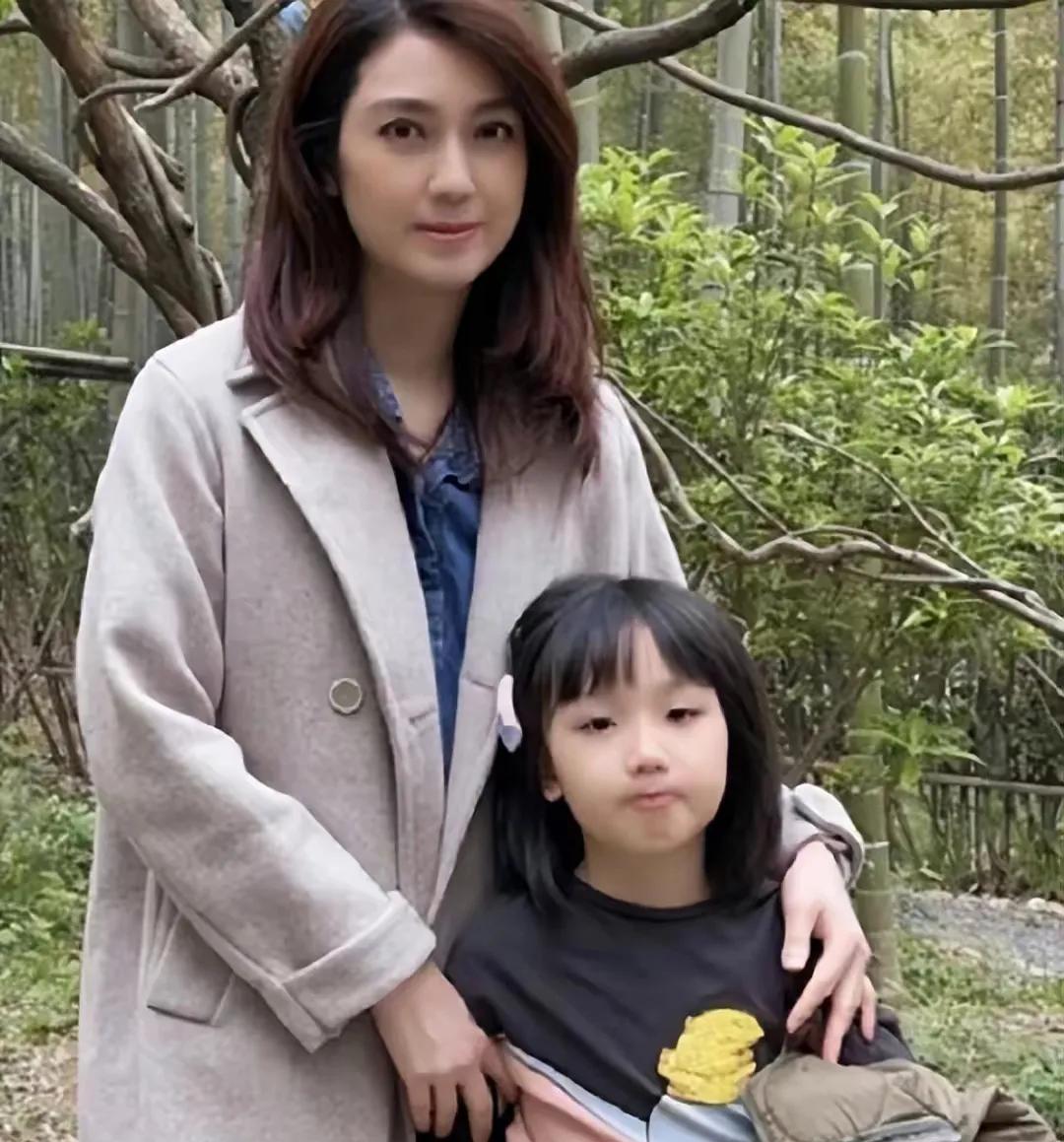 洪欣|曝洪欣心情低落，拒绝蔡少芬出门庆祝邀请，对张丹峰仍抱有期待