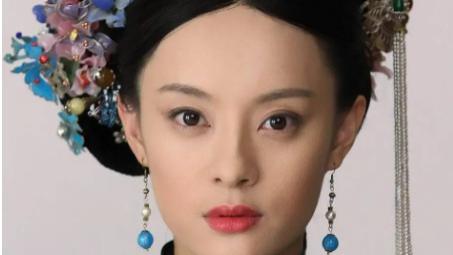 唐嫣新剧造型像灭绝师太，中分贴头皮避雷针，造型师刚毁完长相思