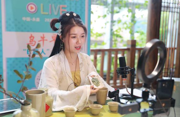 李佳琦风波后,直播圈再现丑闻,广东夫妇让粉丝贷款买名贵化妆品