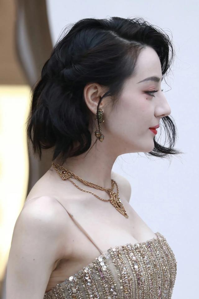 迪丽热巴近拍，侧颜好美！