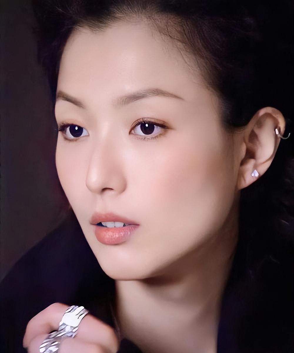 金像奖|真空的王丹妮，土气的莫文蔚，香港这一晚，女星审美差距出来了