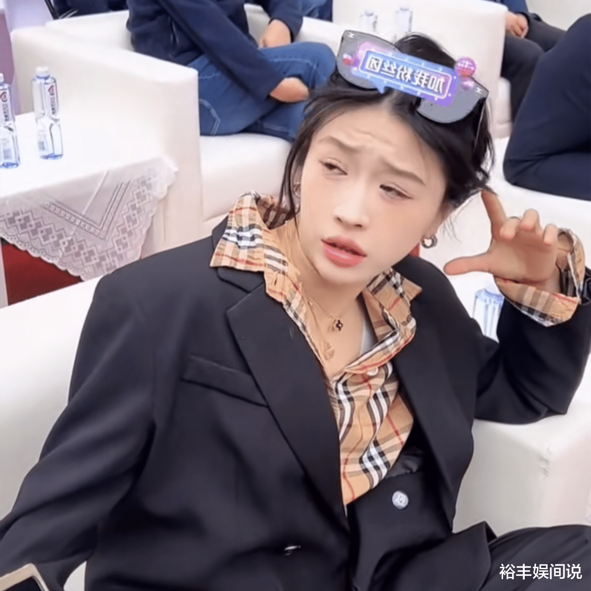 网红小杨哥再遭质疑!主持人周倩选择离职,直播分成比例惹争议