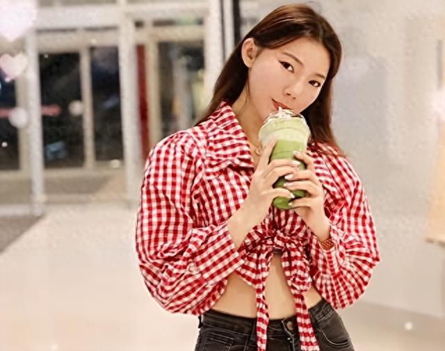 中华小姐回应牙齿被拔光,穿赵露思同款衣服摆拍,耳朵被割戴假耳