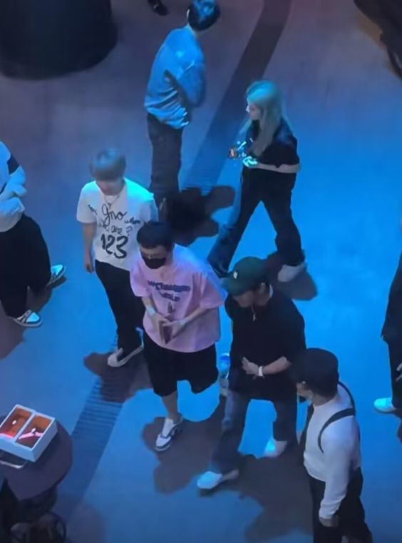 王思聪|偶遇王思聪与美女逛街，女方满头金发太抢镜，校长没对方高太尴尬