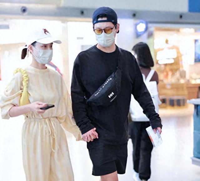 窦骁何超莲婚变再升级?赌王三太收回豪宅,窦骁全程冷脸用绿吸管