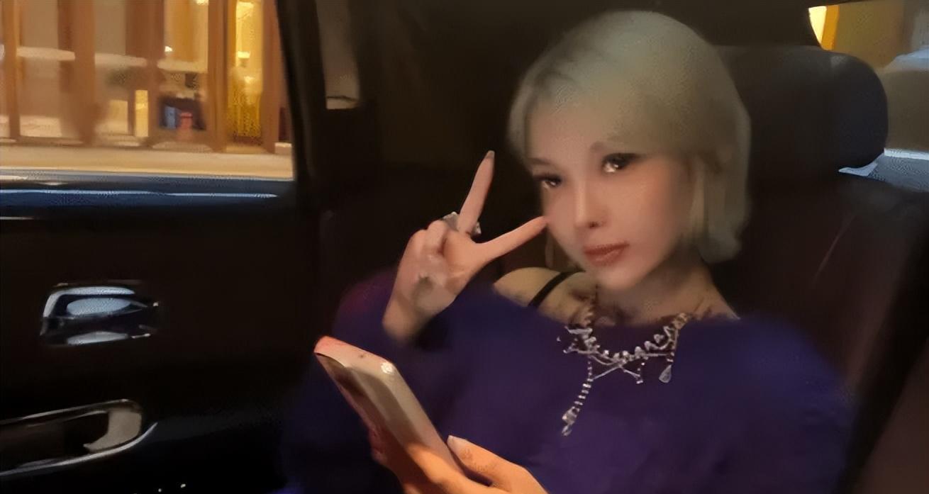 郭美美再次开始炫富,现身高级餐厅就餐,化浓妆不敢相认,承认自己的恋情