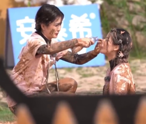 |同样是掉泥潭,白鹿面目全非,孙珍妮却干干净净,是来作秀的吗