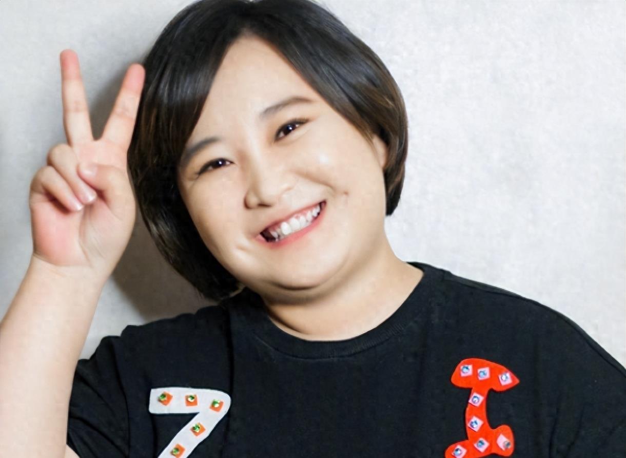 41岁的贾玲暴瘦50多斤脱胎换骨,漂亮到认不出,与张小斐故地重游