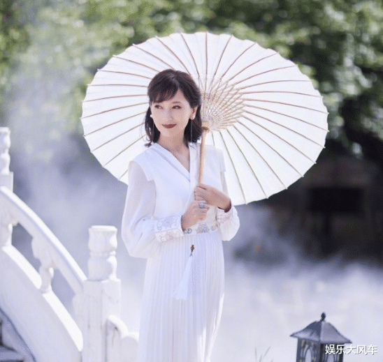 赵雅芝|70岁赵雅芝罕晒近况，面无皱纹身材姣好似少女，网友晒生图秒打脸