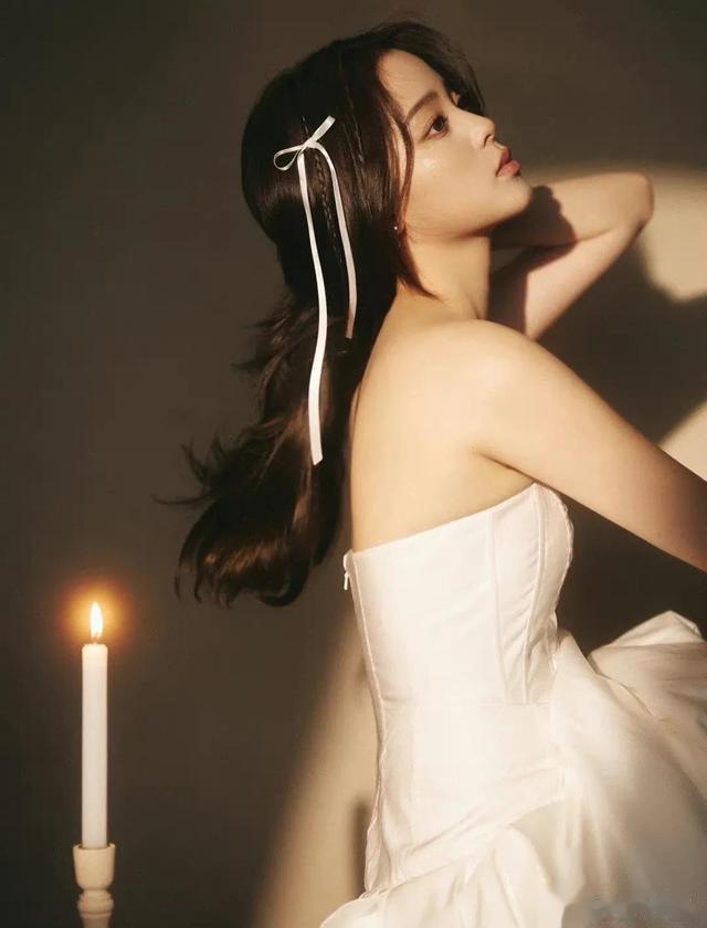 迪丽热巴|3月4日迪丽热巴黑西装造型气场全开，张天爱虞书欣抹胸裙性感迷人