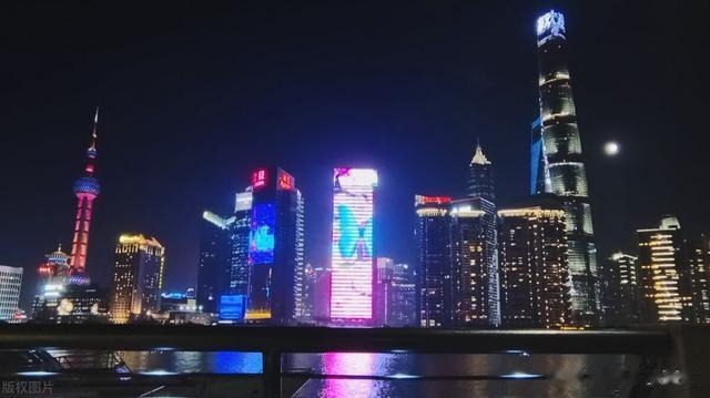 温泉|上海外滩，夜景迷人，恢复疫情前的活力