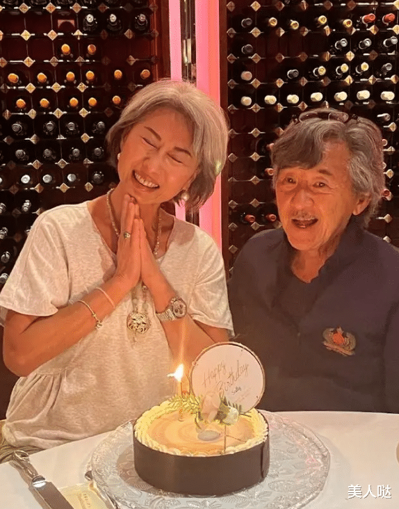 62岁叶倩文亲自示范：白发不染黑，不穿老年装，到老都优雅