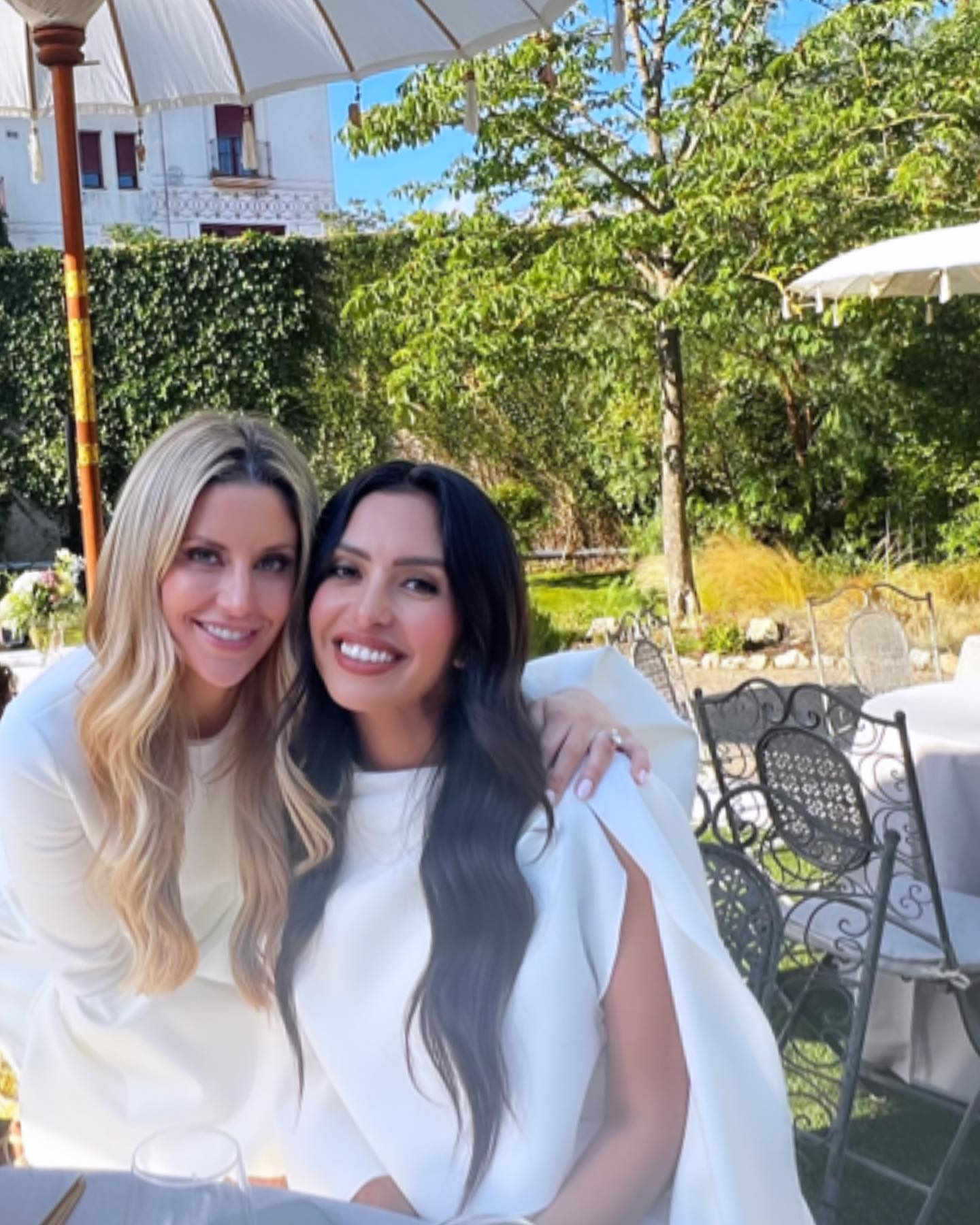 科比遗孀终于瘦回去了！穿斗篷白裙亮相太仙，网友：瘦了不止50斤