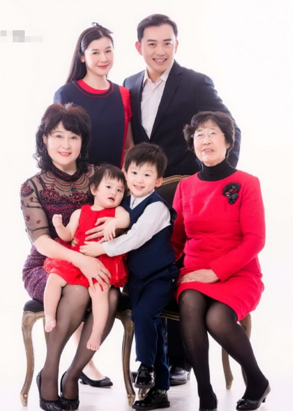 黄海冰|演员黄海冰:不怨前妻坚持丁克,再婚娶小12岁娇妻后获得双重幸福