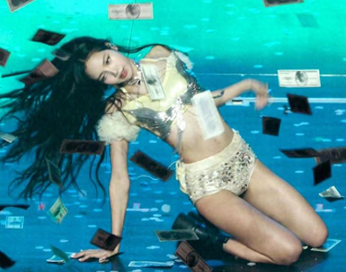 Lisa疯马秀开场韩网炸了,三公子派贴身保镖护她,网友:娱圈完了