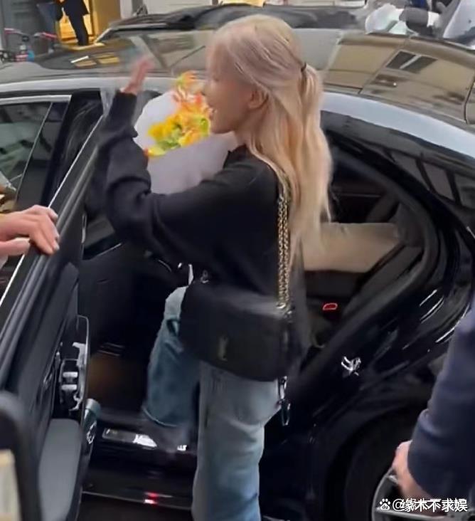 Lisa疯马秀首秀燃爆全场!中粉鲜花被Lisa丢弃,朴彩英离场黑脸