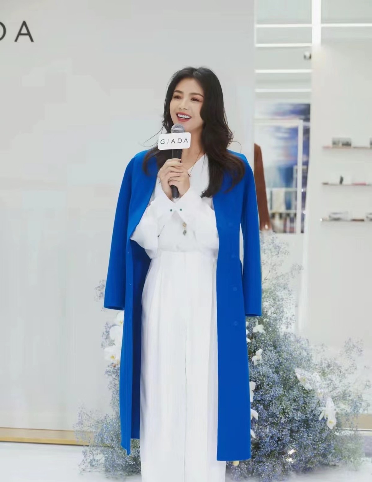 穿衣搭配|刘涛颜值狂飙把大家都美到!穿一身白参加活动,这回彻底封神了