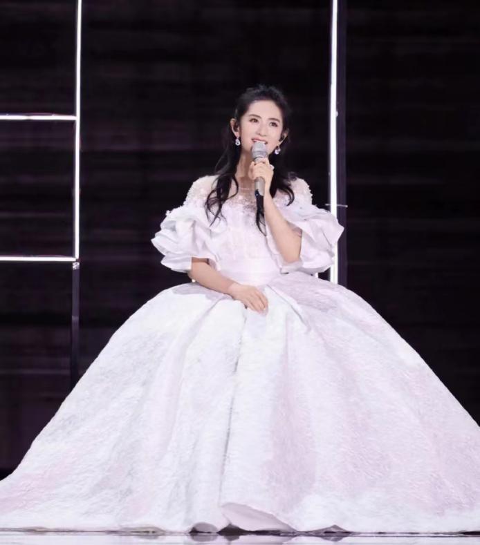 谢娜“官宣”了！爱你20年，终究还是走到了这一步！评论区被轰炸