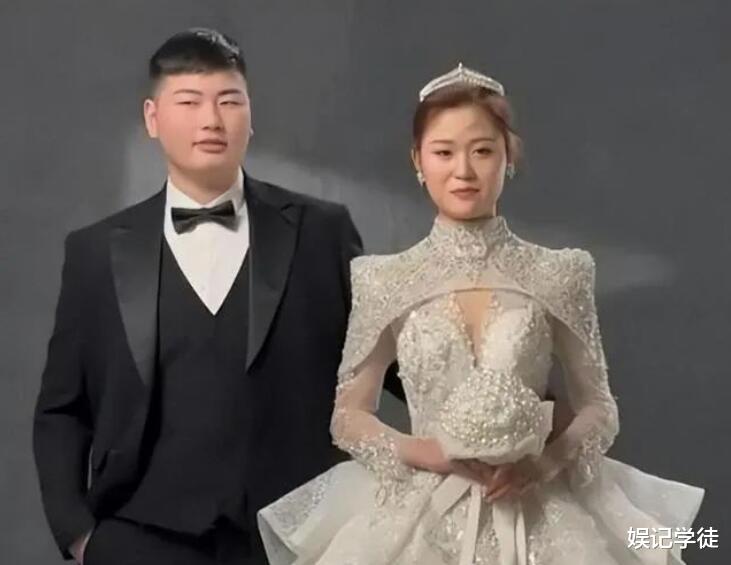 大衣哥前儿媳官宣订婚,晒与未婚夫同框合照,被指是奉子成婚