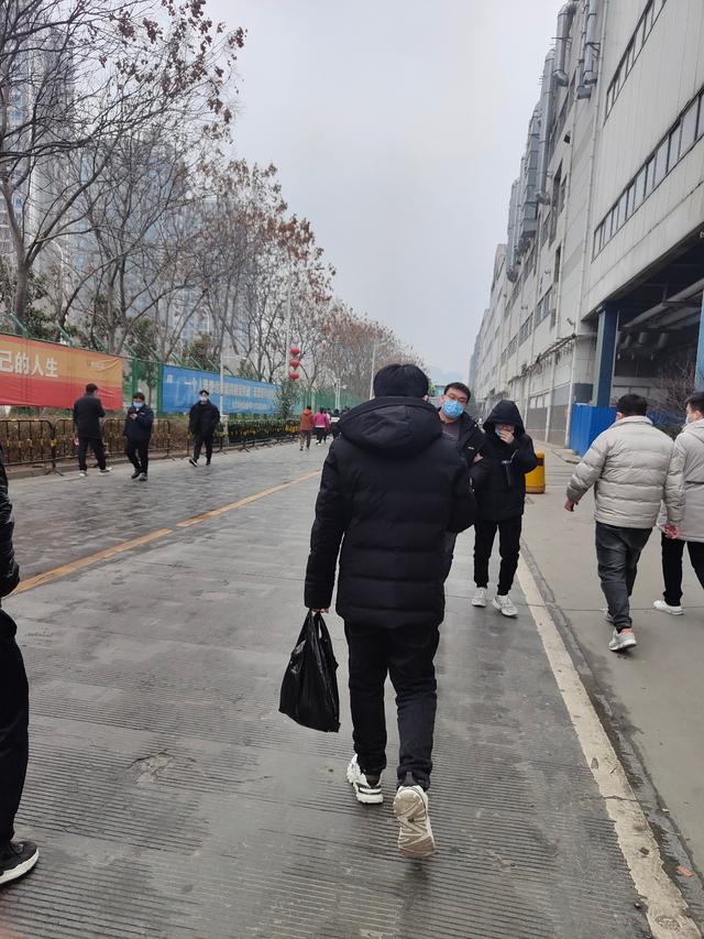 富士康|郑州富士康招聘人员称很快招满，员工：年后工资低，但富士康不缺人