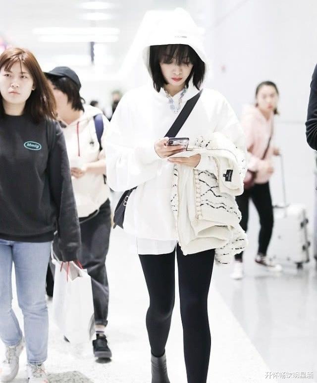 黑色丝袜搭配白色卫衣，让宋茜再次找到18岁的感觉！