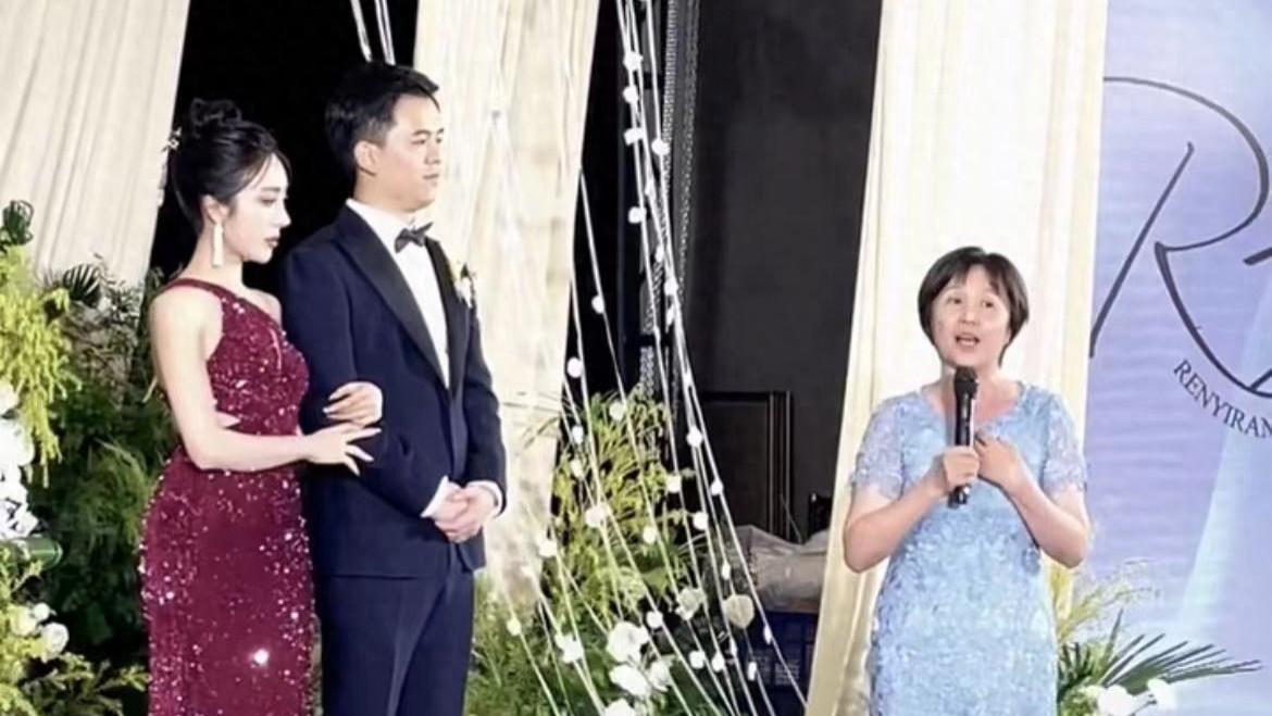 57岁黄菡现身侄子婚礼当证婚人，身材发福走样，面带微笑气质优雅