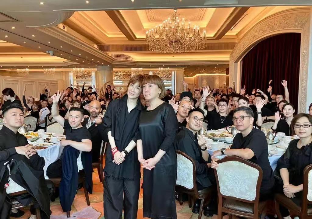 李玟二姐头七戴红绳露笑脸!高档酒店开粉丝答谢宴,歌迷举V庆祝