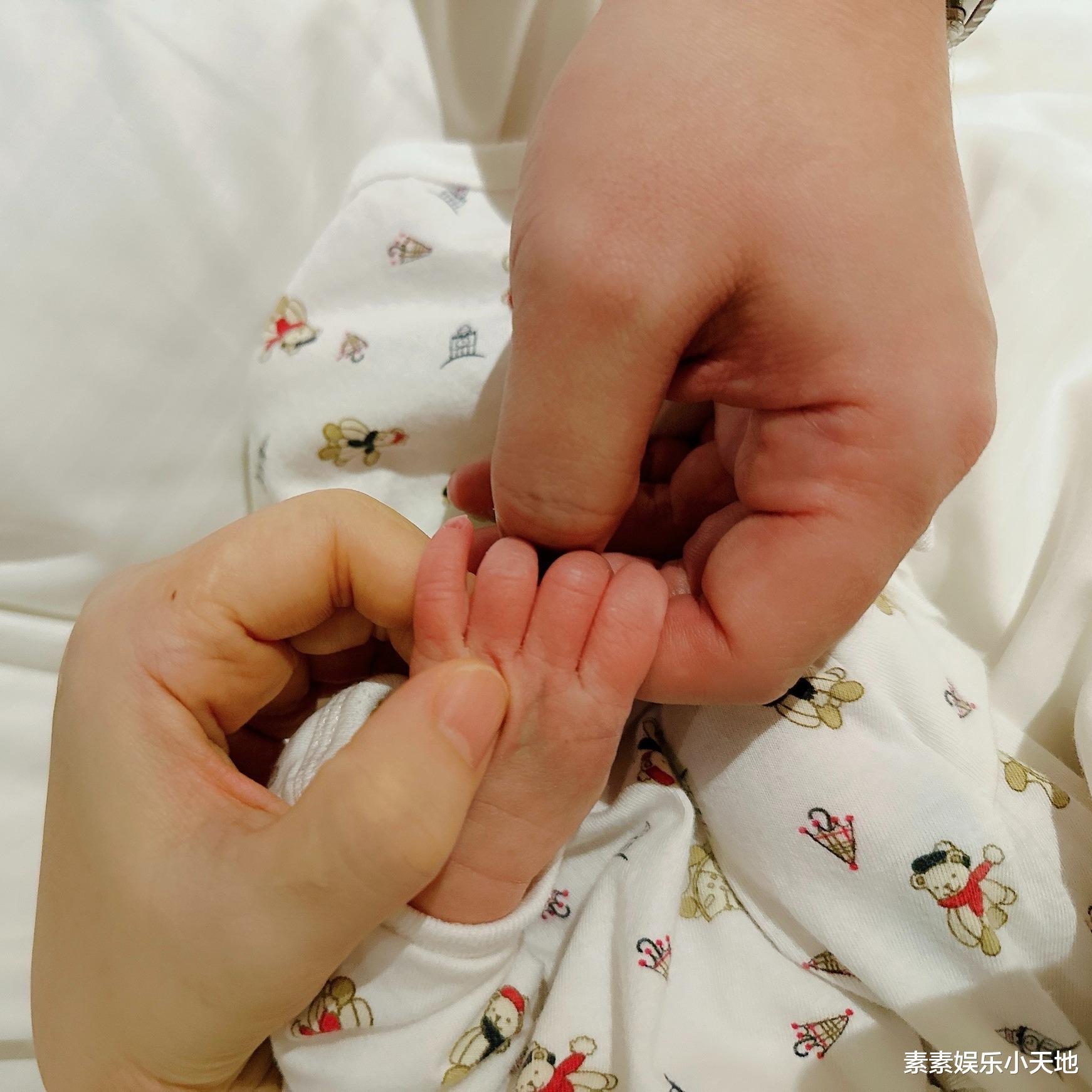 Selina中首次公开儿子全身照,称小腰果吃好睡好妈妈就开心