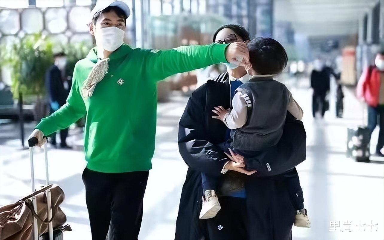 张歆艺|张歆艺一家三口走机场，儿子打扮时髦像童星，袁弘穿得姨味太重