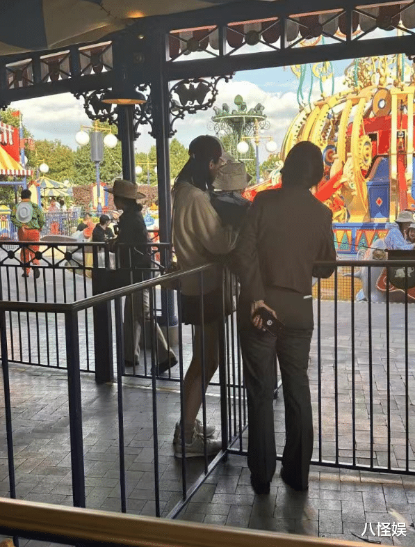 奚梦瑶带娃游迪士尼,获保姆导览簇拥排场大,四太同行为孙子庆生