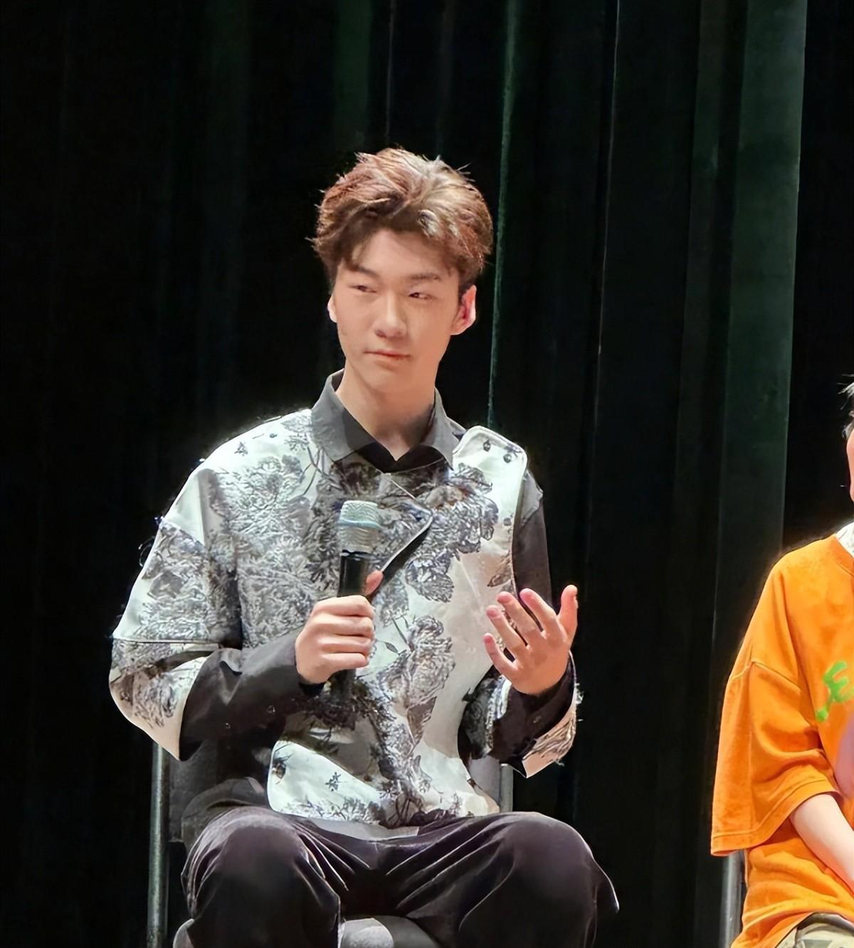 张亮|15岁天天近照曝光,身材挺拔身高超1米9