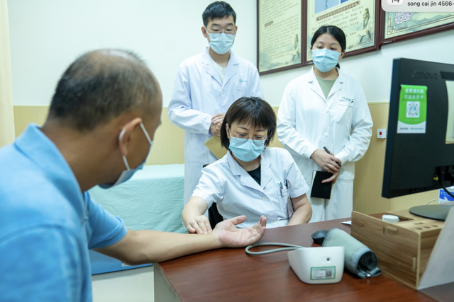 90后小伙睡醒后突然头晕呕吐！医生提醒：千万别这样做