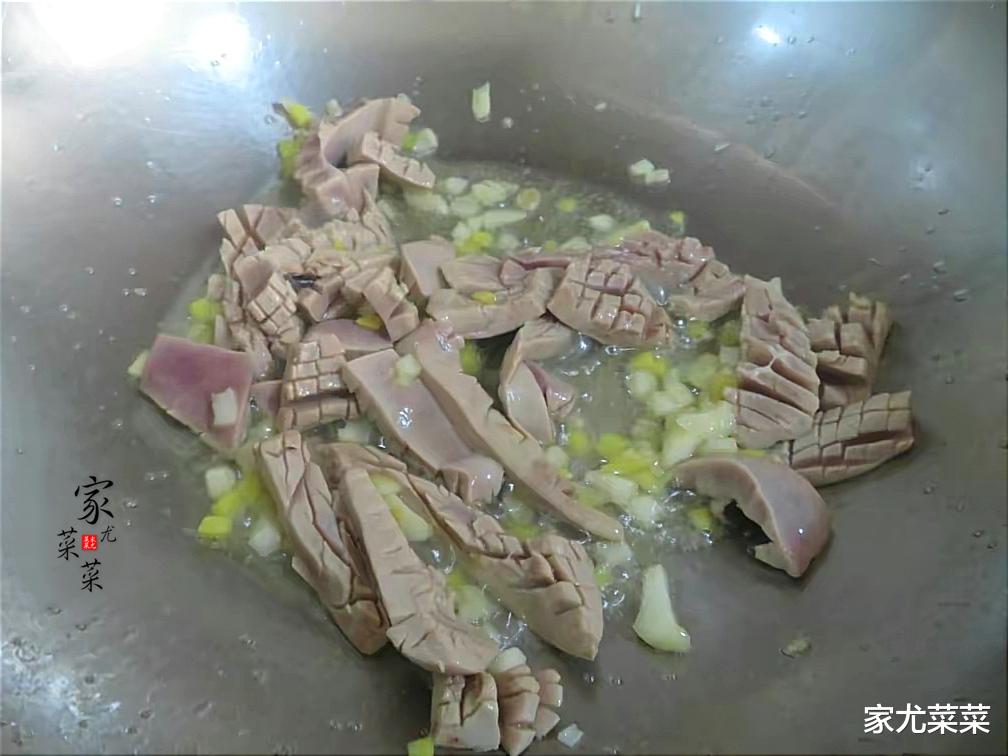 十人九腰痛,不妨多吃这菜,隔三差五吃一顿,腰腿有劲,精力充沛