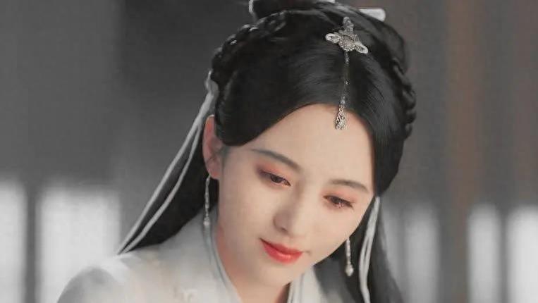 长得“歪瓜裂枣”，整得“美若天仙”，这5位女星全都靠脸逆天改命