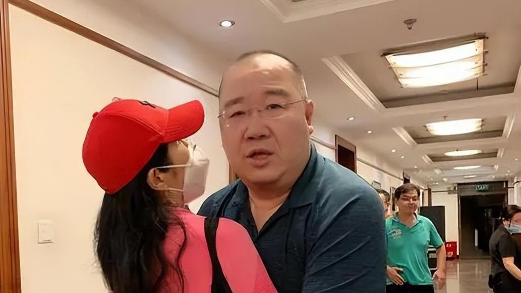 英达与田岷恋情曝光，街头牵手拥抱亲吻，时尚穿搭引关注