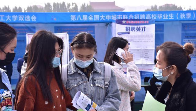 |四年学习一着就业KTV?高校春招现“KTV公主”一职,校方有回应