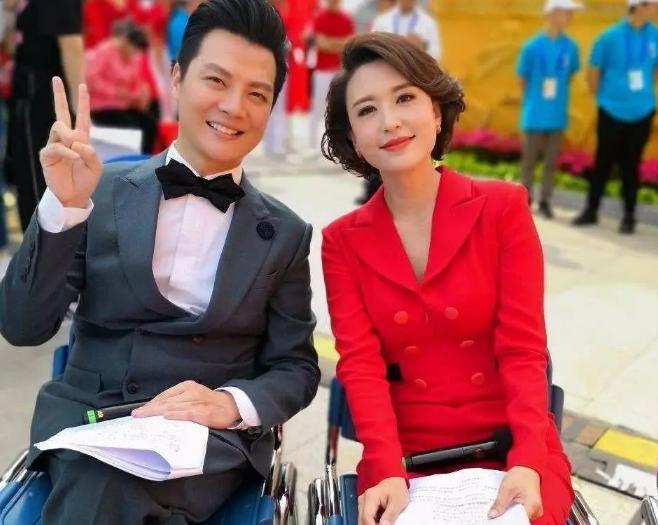 主持人张蕾现身非洲！住茅屋穿低胸装，被狮子追，安全状况引担忧