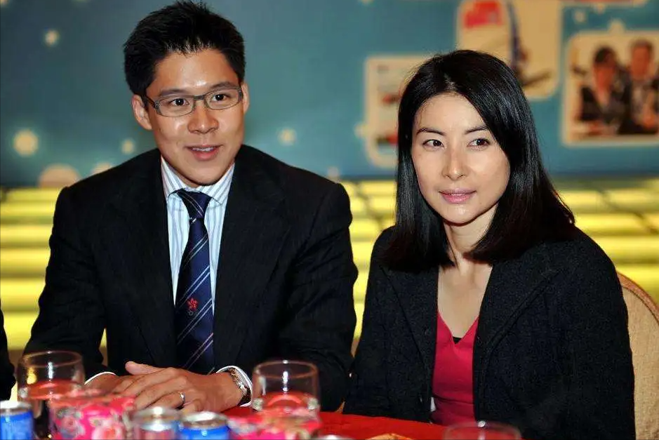 郭晶晶|巩俐与郭晶晶同台出席晚宴!罕见主动屈膝挽手,后者拘谨显尴尬