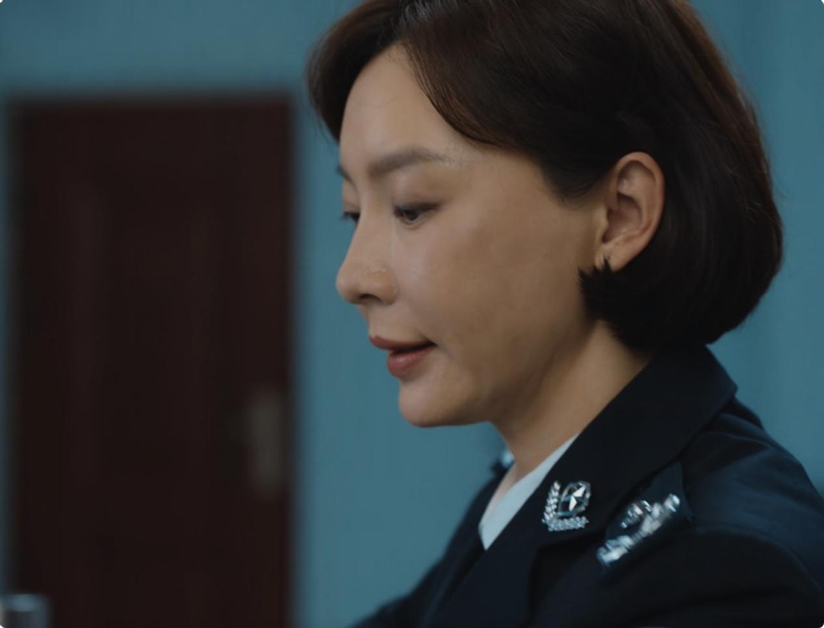 消失的十一层:顶着“硅胶脸”却要演女警察,是谁的审美出了问题