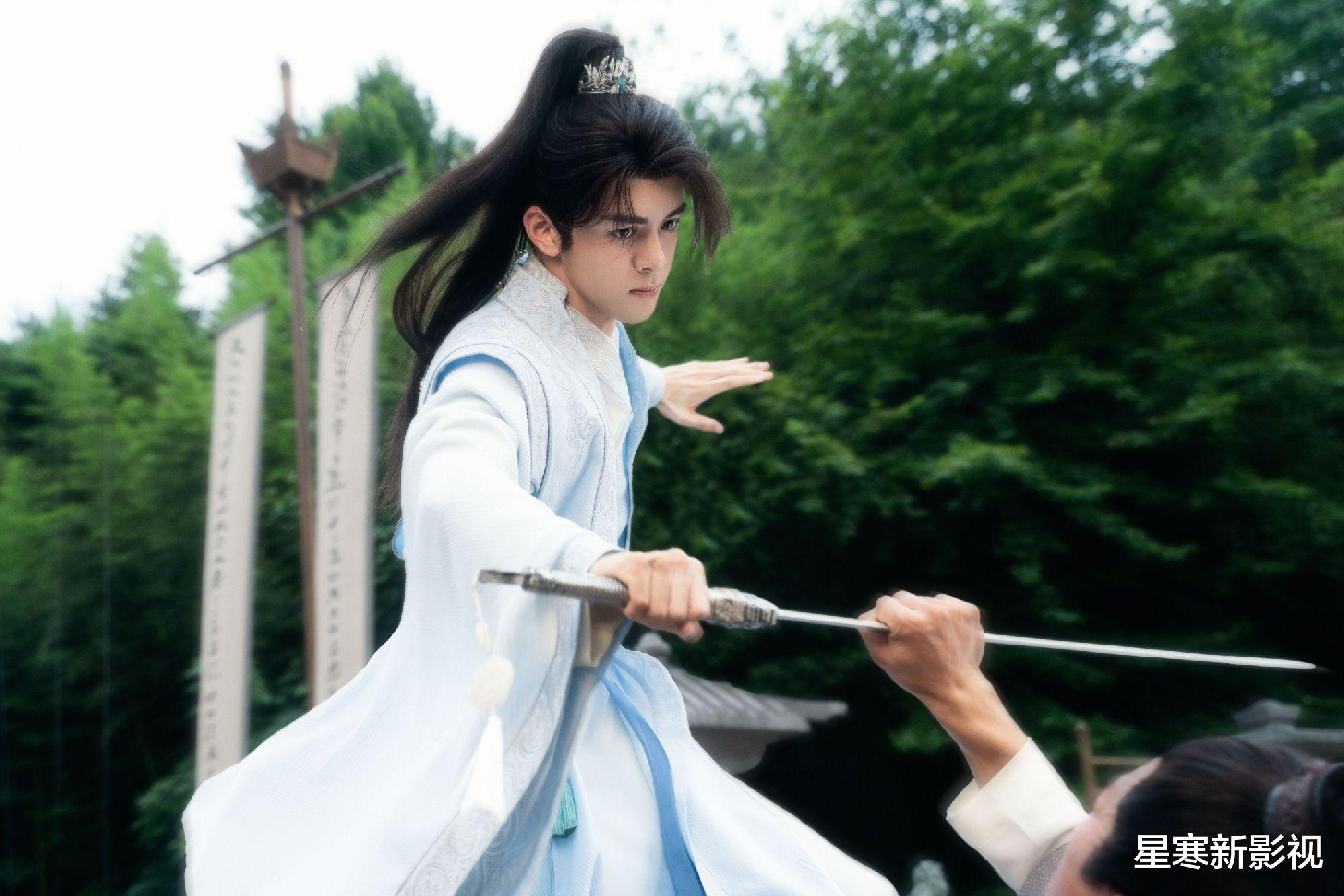 《七夜雪》正式开拍,李沁长发及腰颜值抢镜,与曾舜晞同框太般配