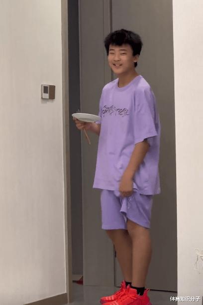 王楠|不愧是大富豪！王楠儿子在贵族学校考第一，王楠夫妇直接送上巨奖