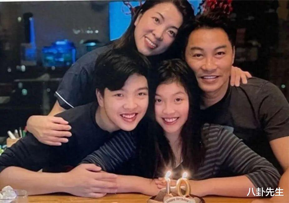 54岁知名港星内地餐厅走穴，被嘲不如保安火，出场费碾压多数港星