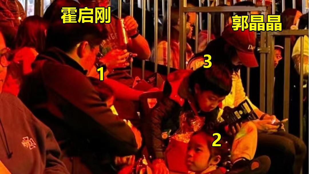 霍启刚一家5口被偶遇，郭晶晶只顾玩手机，徐子淇甘比李嘉诚也在