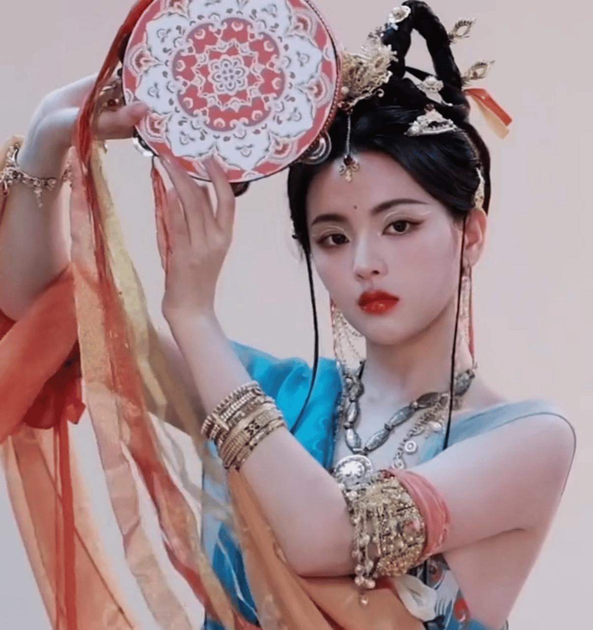 林青霞|同样是“敦煌风”造型，10位女明星放一起对比，颜值差距一目了然