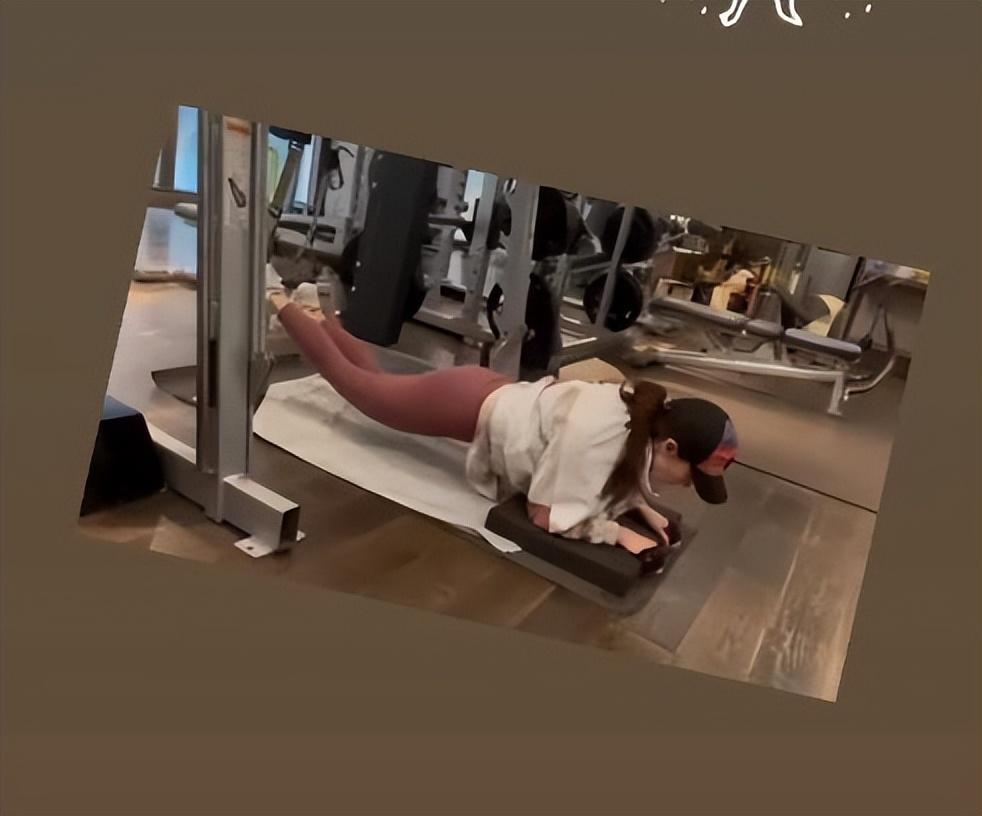 不过李嘉欣最新的健身视频之中,不难发现毕竟她已经52岁了,整个人的身
